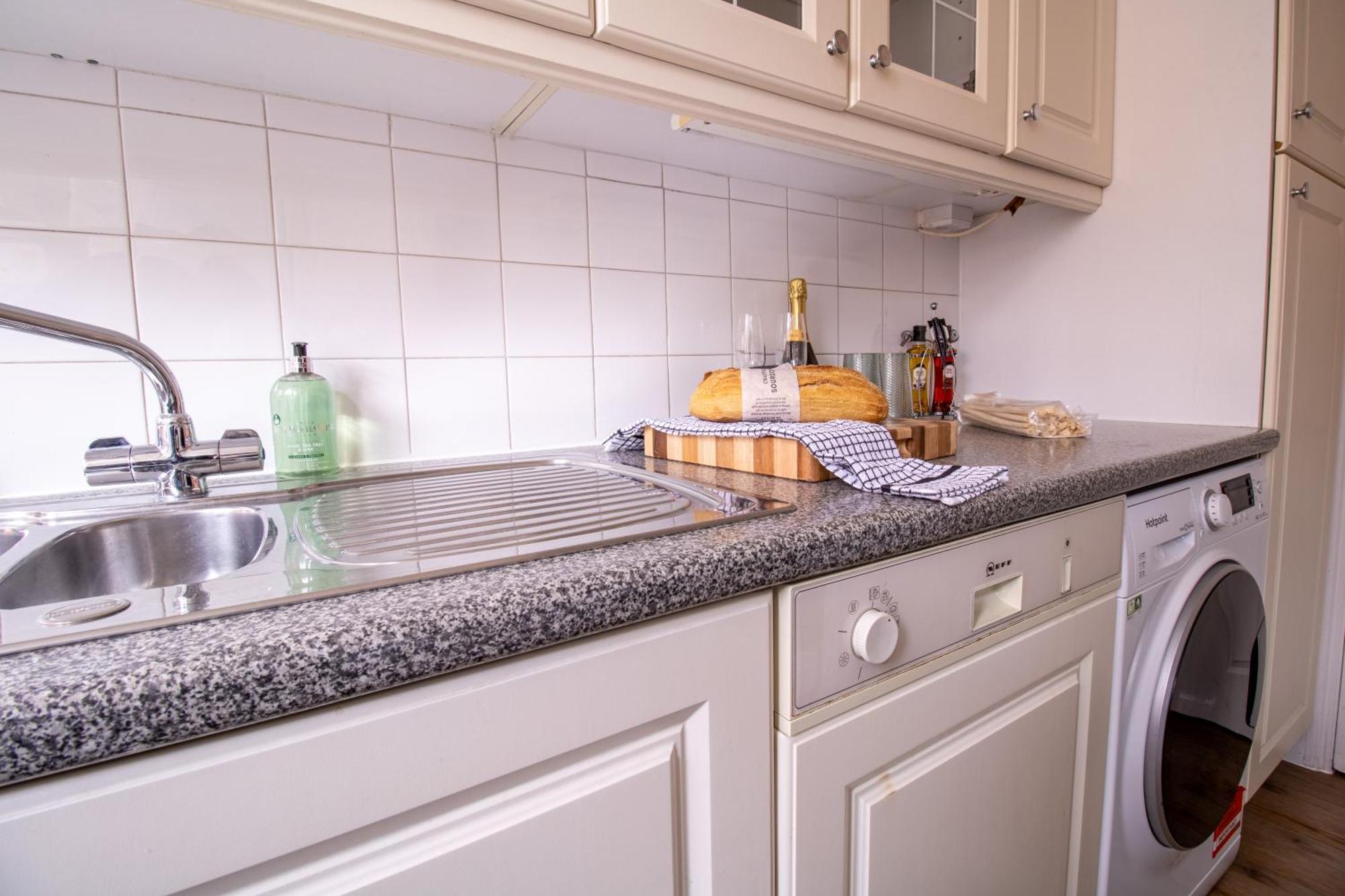 Cosy 2-Bedroom Apartment In Mayfair 8Cb - 4Th Floor No Elevator لندن المظهر الخارجي الصورة